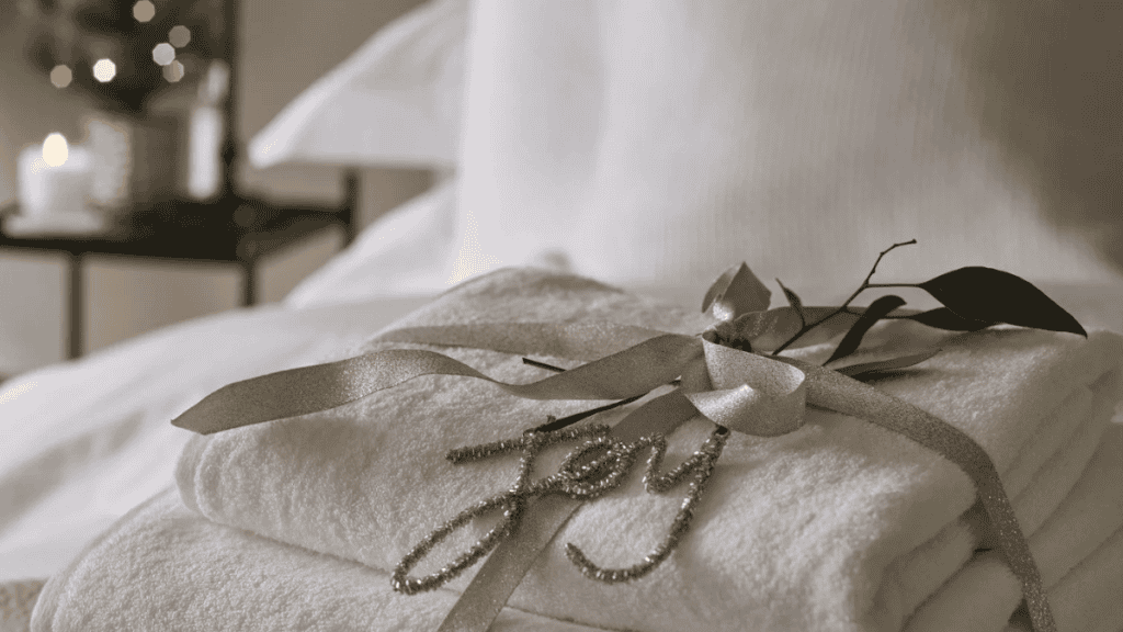 •	christmas-guest-bedroom-soft-towels.jpg
